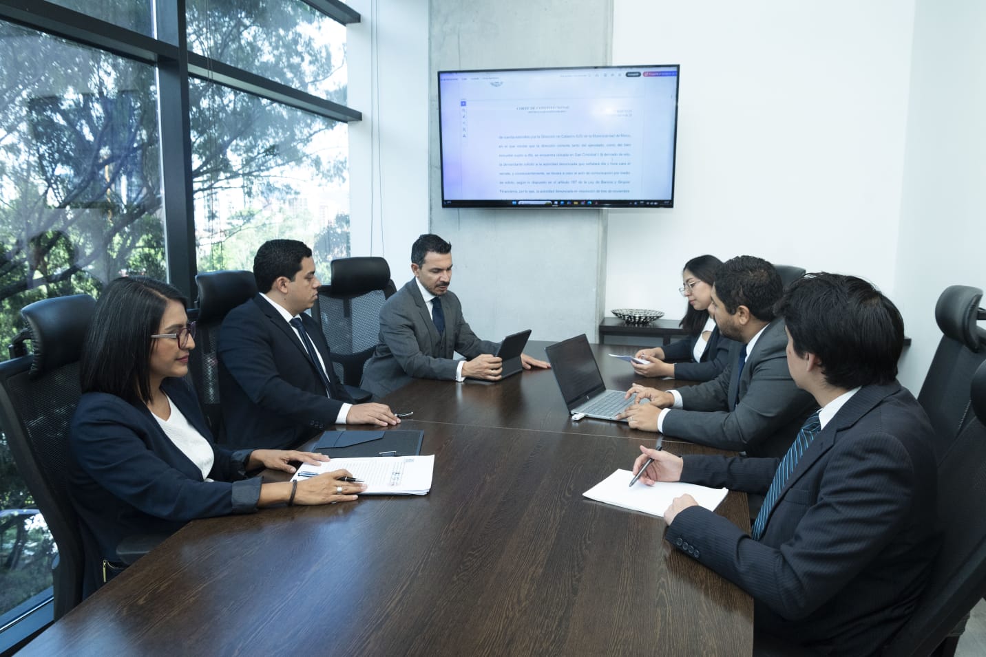 Equipo de Estratégica Legal en sesión de trabajo en la sala de juntas